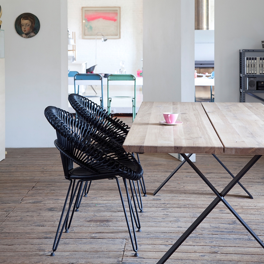 Stuhl und Tisch Lloyd-Curly-AlbertX-Blue Wall Design